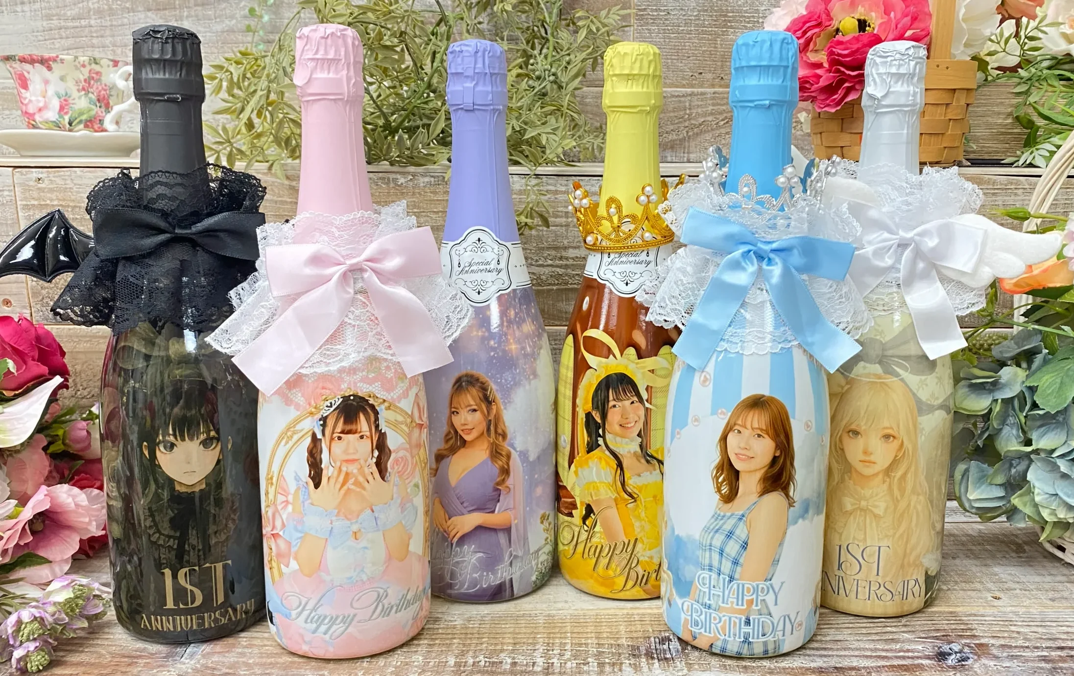 レースやリボン、羽、王冠などがついた可愛いオリシャン(オリジナルシャンパンの画像)
