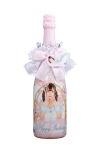 ピンクのオリシャンにピンクリボン、シルバー王冠、アクリルキーホルダーをつけたアイドル風デザイン